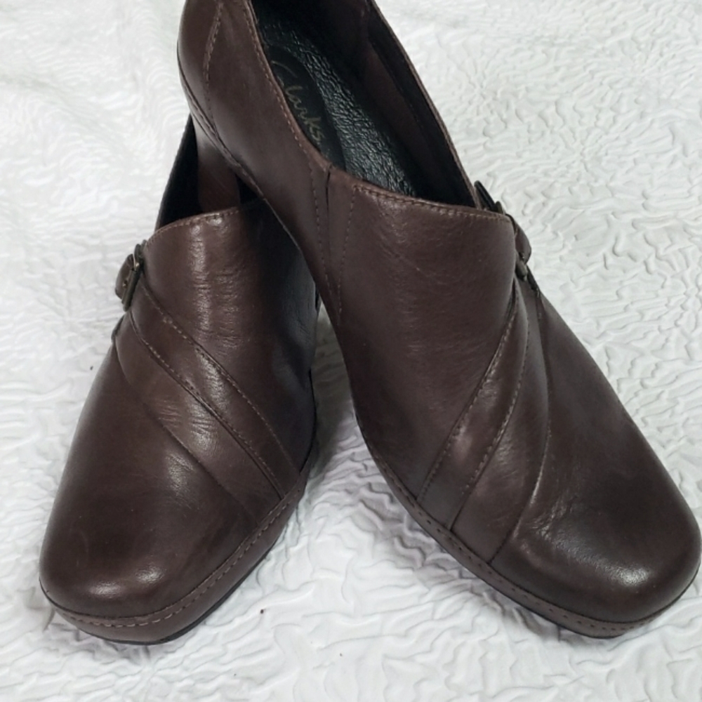 Clarks Artisan UTICA Shootie Pumps Womens Comfy 2.5 Heel Brown Leather Size 9.5W